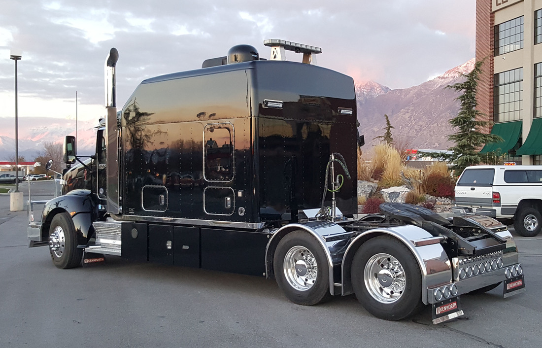 Кастен трак новое видео. Volvo VNL Sleeper Bolt Custom Trucks. Трак Volvo слипер. Peterbilt DMC Sleeper. $360k Volvo VNL expedite Truck with Kitchen and Bathroom Sleeper by Bolt Custom Trucks.